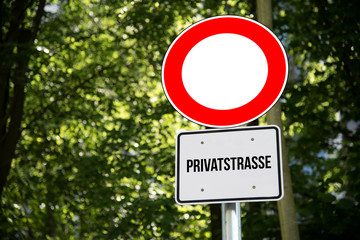 Ein Verkehrsschild mit dem Hinweis auf Verbot der Einfahrt und Privatstraße
