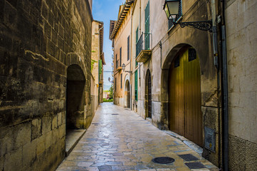 Obraz premium Narrow Street - Photo of a sunny day in a small touristic town