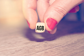 Eine Frau und die Allgemeinen Geschäftsbedingungen AGB