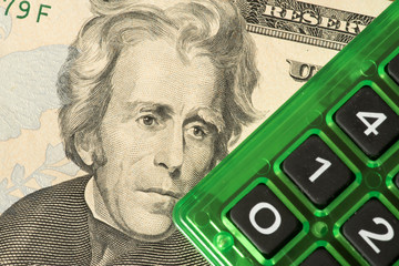 Dollar Geldschein und ein Taschenrechner
