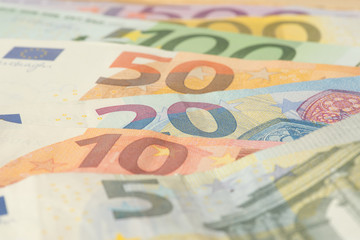 Nahaufnahme von verschiedenen Euro Geldscheinen