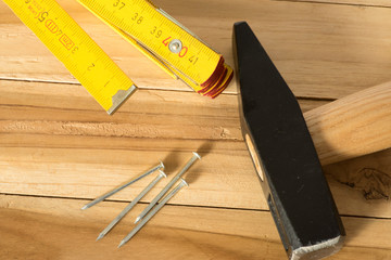 Ein Hammer, Zollstock und Nägel