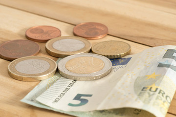 Euro Geldscheine und Münzen als Mindestlohn in Deutschland ab 2019