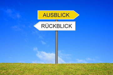 Schild Wegweiser zeigt Ausblick und Rückblick
