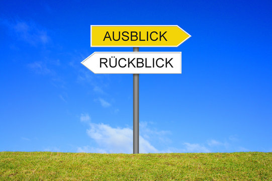 Schild Wegweiser zeigt Ausblick und R&uuml;ckblick