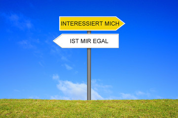 Schild Wegweiser zeigt Interessiert mich und Ist mir egal