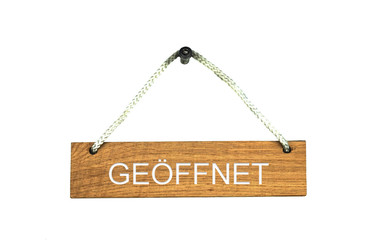 Isoliertes Holzschild mit Seil: Geöffnet