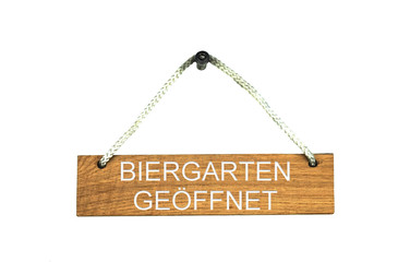 Isoliertes Holzschild mit Seil: Biergarten geöffnet