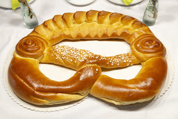 Neujahrsbrezel auf einem gedeckten Tisch.