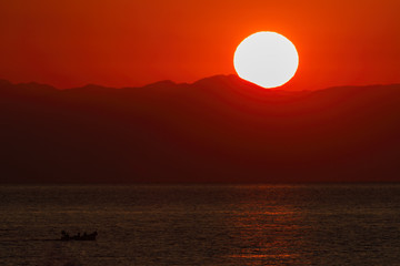 Alba estiva sul mare (Italia)