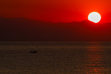 Alba estiva sul mare (Italia)