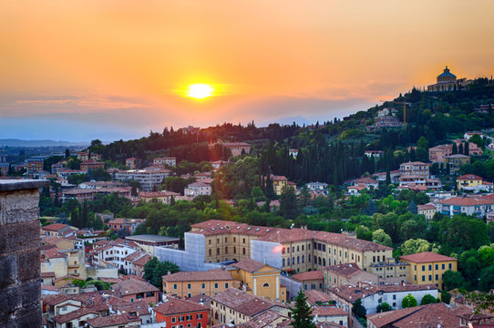 La vista di Verona al tramonto da Castel San Pietro
