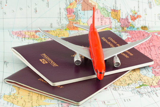 avion à réaction sur passeports, concept voyages autour du monde