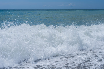 морские волны на берегу пляжа