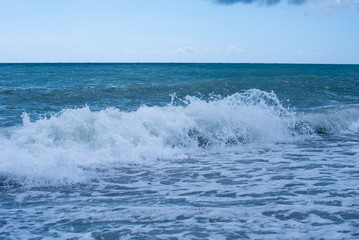 морские волны на берегу пляжа