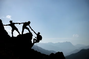 Fotobehang klimmen helpen teamwerk, succes concept © emerald_media