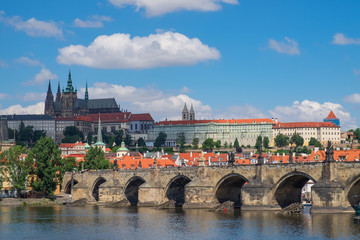 Die Karlsbrücke und der Veitsdom in Prag/Tschechien