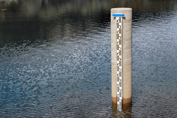 Water level gauge in a lake