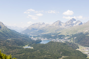 Fototapeta premium St. Moritz, Seenplatte, Oberengadin, St. Moritzersee, Stazerwald, Stazersee, Piz Julier, Piz Nair, Julierpass, via Engiadina, Wanderweg, Sommer, Graubünden, Schweiz
