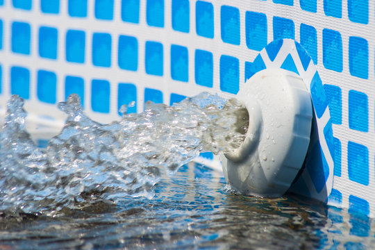 Струя воды заполняет каркасный бассейн