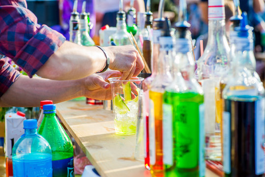 barman prepares lemonade on the street