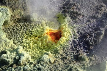 dépôts de soufre sur le cratère de Vulcano © Jacky Jeannet