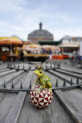 Froschkönig auf Brunnen