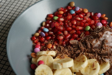 Obst und Schokolade zum Frühstück