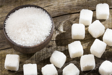 Fototapeta na wymiar Powder and cubes of refined sugar
