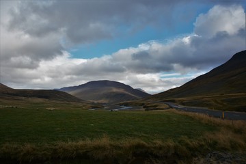 Obraz premium A small Icelandic village in a valley