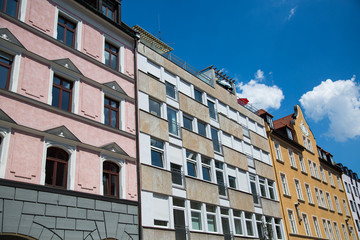 Häuserzeile mit neuen und alten Häusern