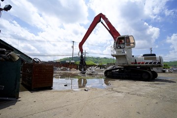 Fototapeta premium crane claw and magnet at recycling center, metal recycling 