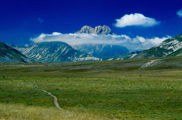 gran sasso avvolto dalla nebbia parco nazionale dellabruzzo