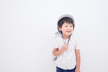 ヘルメットを被る女の子