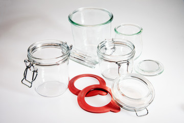 Leere Einmachgl&auml;ser auf wei&szlig;em Hintergrund