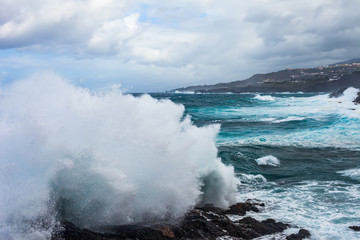 Fototapeta na wymiar A beautiful wave smashed against a cliff on Canary island