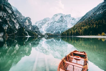 Fototapeten Großer Pragser Wildsee. Standort Ort Dolomiti, Nationalpark Fanes-Sennes-Prags, Italien. © Leonid Tit