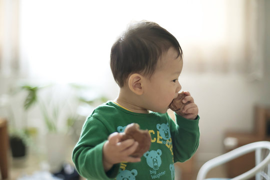 パンをほうばる子供