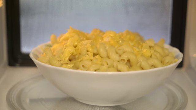 Using microwave to heat up food. Warming up cooked macaroni and cheese