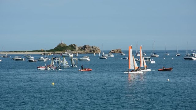 Voiles et catamarans en baie de Port-Blanc à Penvénan en Bretagne