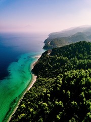 Panele Szklane Podświetlane  Widok z lotu ptaka na skały i błękitną lagunę morską w Grecji