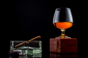 Verre de cognac avec cigare