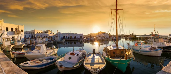 Foto auf Acrylglas Tor Panoramablick auf den Hafen von Naousa mit den zahlreichen Bars und Restaurants auf der Kykladeninsel Paros bei Sonnenuntergang, Griechenland