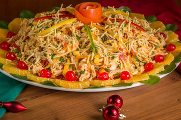 Salada salpicão de frango em mesa de ceia de Natal