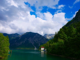 See mit Bergen und Wolken