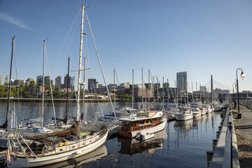 Fototapeta na wymiar Long Wharf and Customhouse Block with sailboats and yachts in in Boston