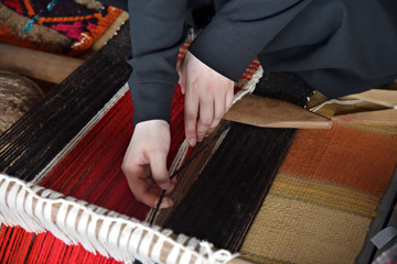 Hands of an arabian weaver - obrazy, fototapety, plakaty