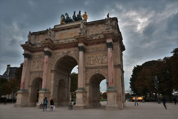 Fototapeta na wymiar The triumphal arch in the Place du Carrousel