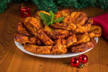 Rabanadas no prato na mesa de natal
