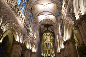 Fototapeta na wymiar Nef illuminée de la cathédrale de Bayeux en Normandie, France